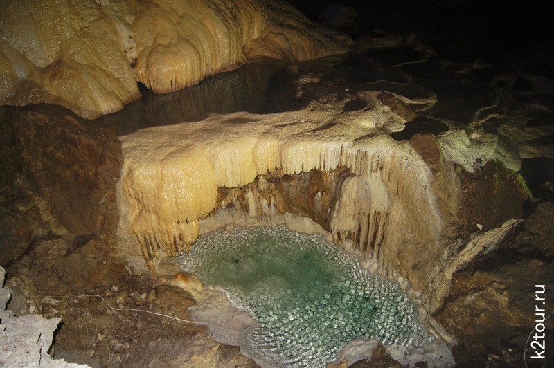 Озеро в Новоафонской пещере
