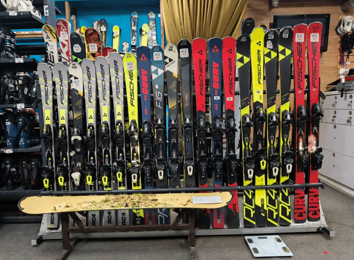 Прокат лыж и сноубордов K2TOUR Красная Поляна — зал выдачи
