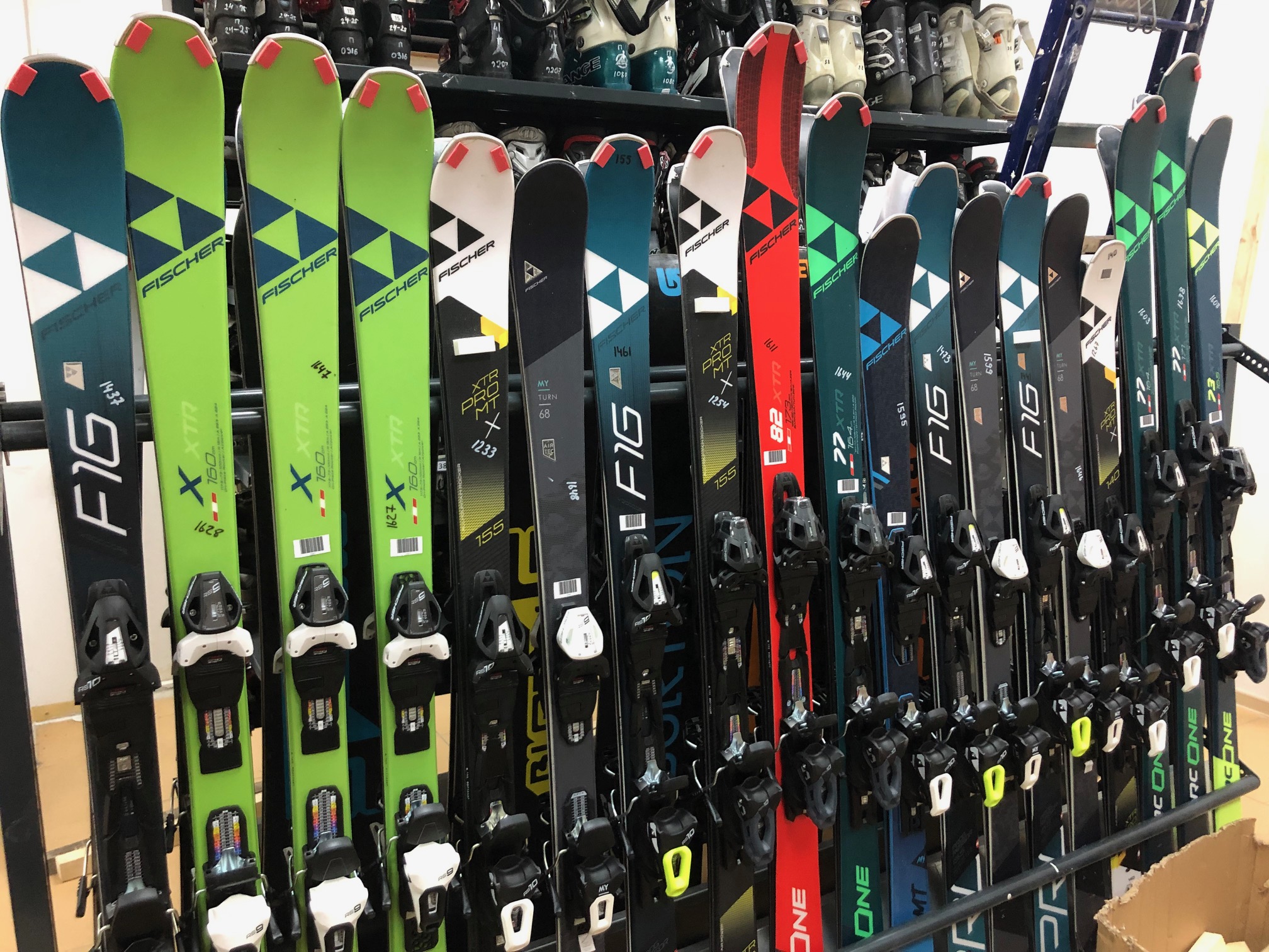 Взять лыжи в прокат. K2 Tour прокат Сочи. Горнолыжное снаряжение. Горнолыжный инвентарь. Сноуборд и лыжи.
