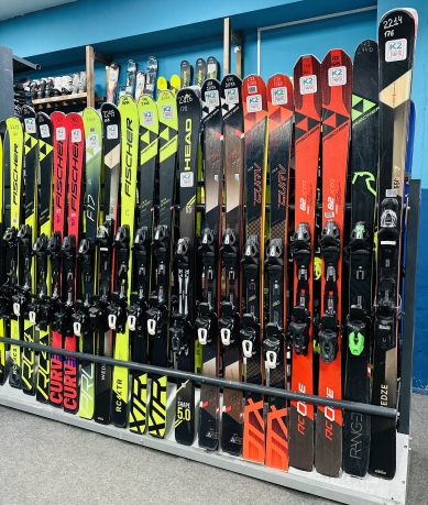 Прокат лыж в Адлере, на что обращать внимание при выборе лыж и сноубордов в прокате