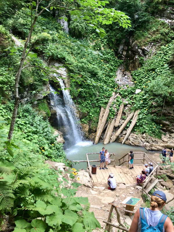 Парк водопадов «Менделиха» на Роза Хутор и «колбаса» в беседке.