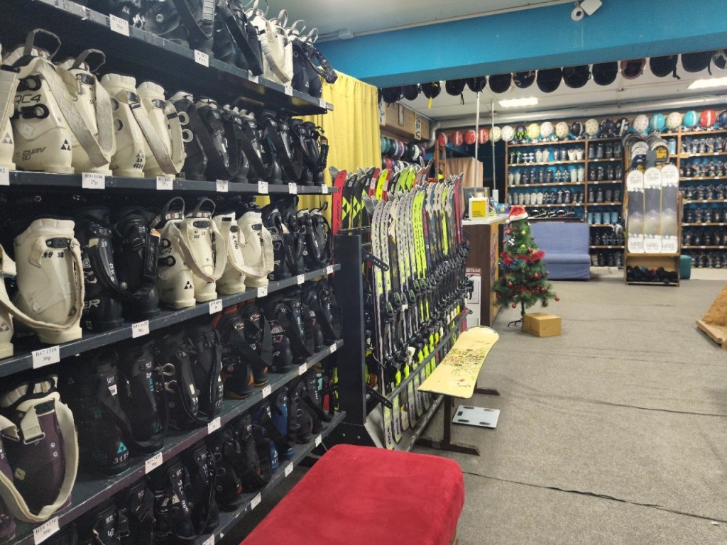 Прокат в Красной Поляне от K2tour — качественное горнолыжное и сноубордическое снаряжение, включая лыжи Fischer и брендированные сноуборды JOINY-K2TOUR. Удобное расположение, широкий выбор размеров, профессиональная подготовка и выгодные цены для комфортного катания.