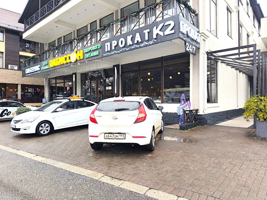 Прокат в Красной Поляне от K2tour — качественное горнолыжное и сноубордическое снаряжение, включая лыжи Fischer и брендированные сноуборды JOINT-K2TOUR. Удобное расположение, широкий выбор размеров, профессиональная подготовка и выгодные цены для комфортного катания.