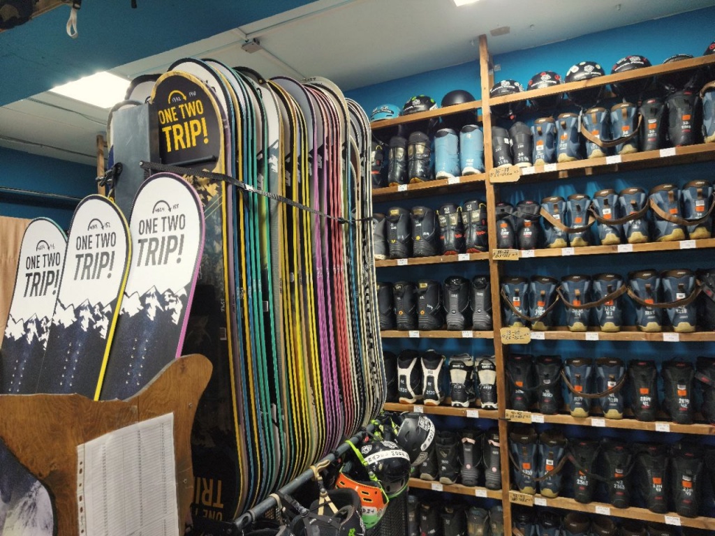 Прокат в Красной Поляне от K2tour — качественное горнолыжное и сноубордическое снаряжение, включая лыжи Fischer и брендированные сноуборды JOINY-K2TOUR. Удобное расположение, широкий выбор размеров, профессиональная подготовка и выгодные цены для комфортного катания.